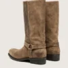 Hohe Damen-Bikerstiefel aus dunkelbeigem, gewachstem Wildleder mit Riemen und silberfarbener Schnalle