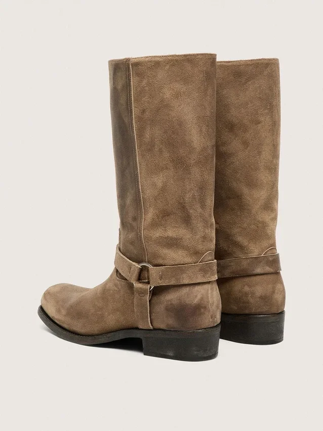 Hohe Damen-Bikerstiefel aus dunkelbeigem, gewachstem Wildleder mit Riemen und silberfarbener Schnalle