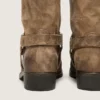 Hohe Damen-Bikerstiefel aus dunkelbeigem, gewachstem Wildleder mit Riemen und silberfarbener Schnalle