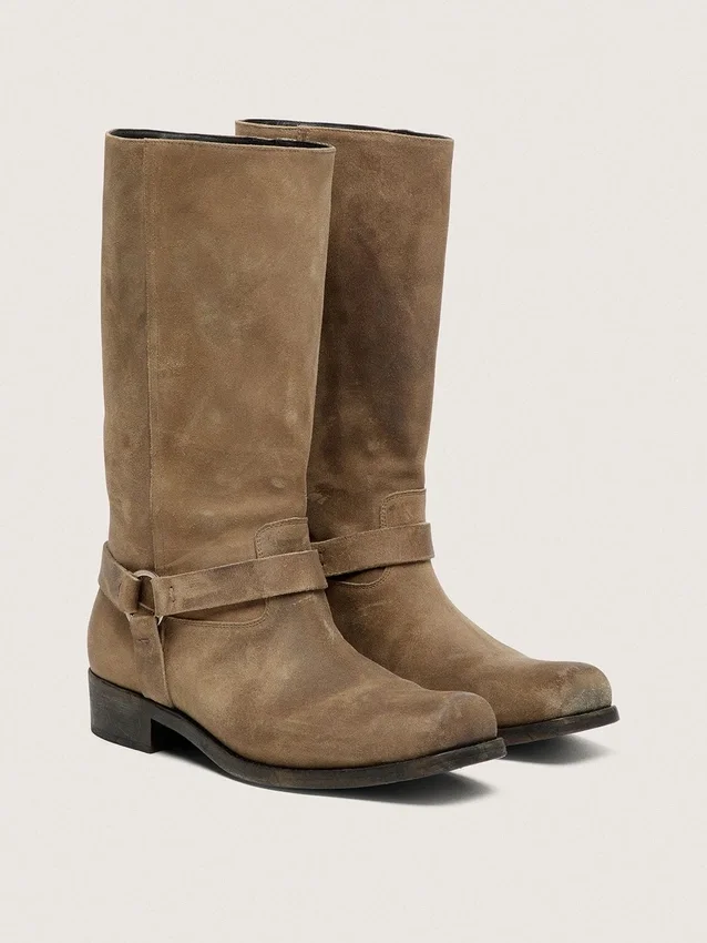 Hohe Herren-Bikerstiefel aus dunkelbeigem, gewachstem Wildleder mit Riemen und silberfarbener Schnalle