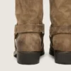 Hohe Herren-Bikerstiefel aus dunkelbeigem, gewachstem Wildleder mit Riemen und silberfarbener Schnalle