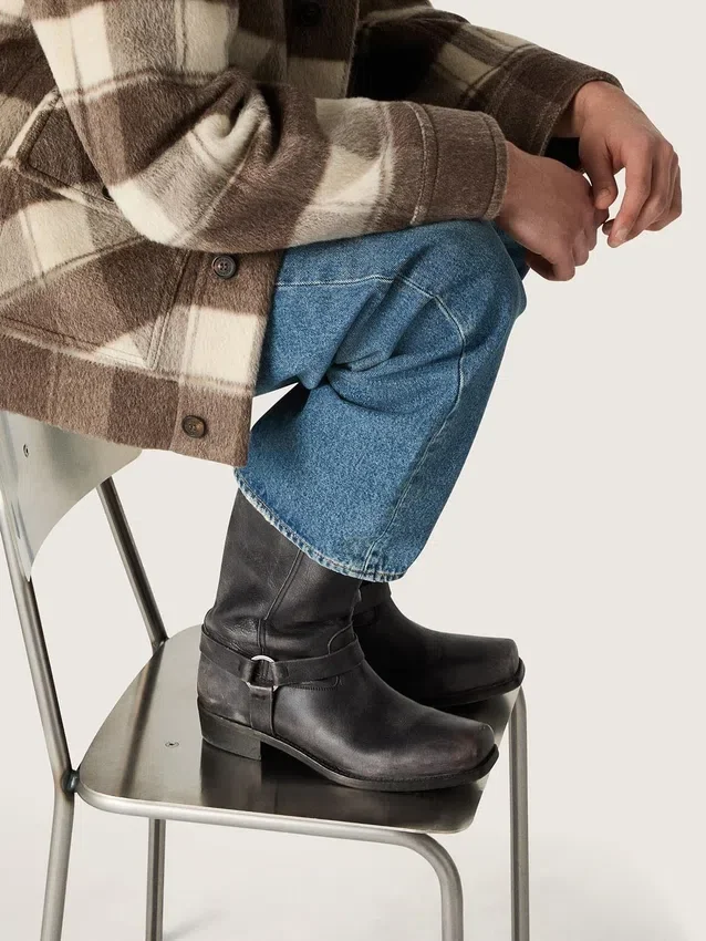 Hohe Herren-Bikerstiefel aus schwarzem Leder mit Riemen und silberfarbener Schnalle