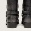 Hohe Herren-Bikerstiefel aus schwarzem Leder mit Riemen und silberfarbener Schnalle
