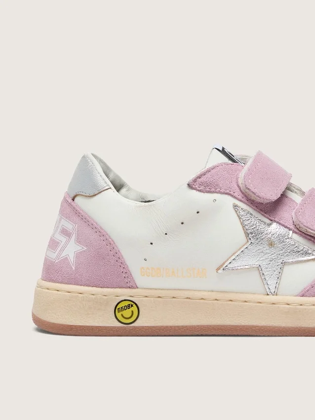 „Young Ball Star“ aus weißem Leder mit silbermetallischem Lederstern und lila Wildledereinsätzen