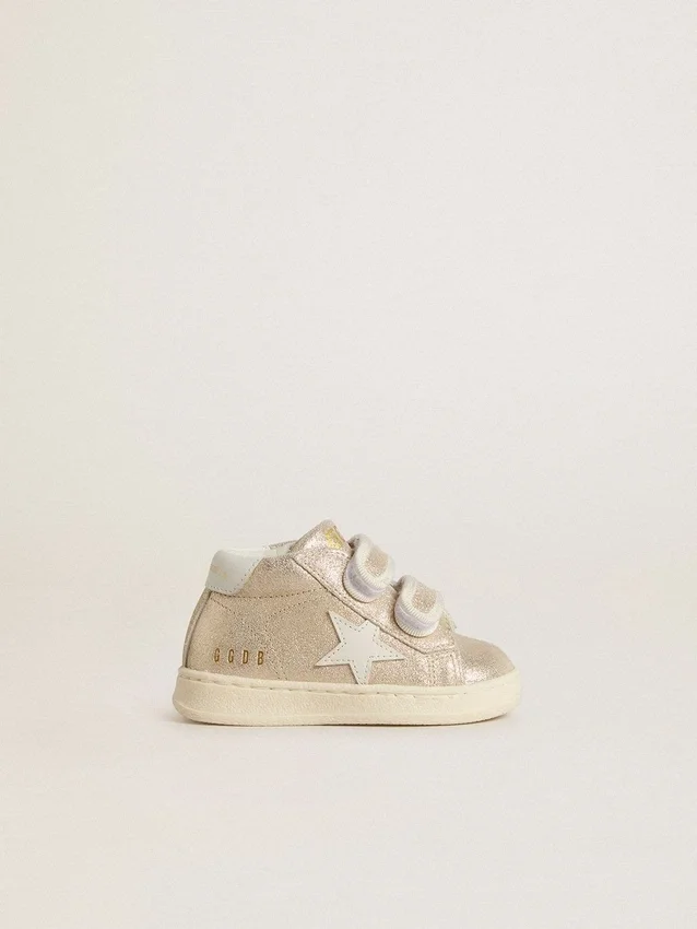 Junior June aus sandfarbenem Metallic-Wildleder mit weißem Lederstern und Fersenlasche