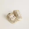 Junior June aus sandfarbenem Metallic-Wildleder mit weißem Lederstern und Fersenlasche