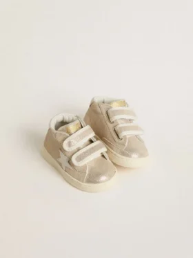 Junior June aus sandfarbenem Metallic-Wildleder mit weißem Lederstern und Fersenlasche