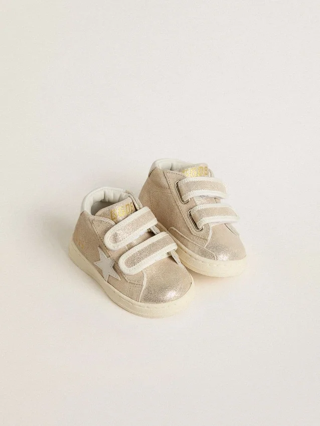 Junior June aus sandfarbenem Metallic-Wildleder mit weißem Lederstern und Fersenlasche