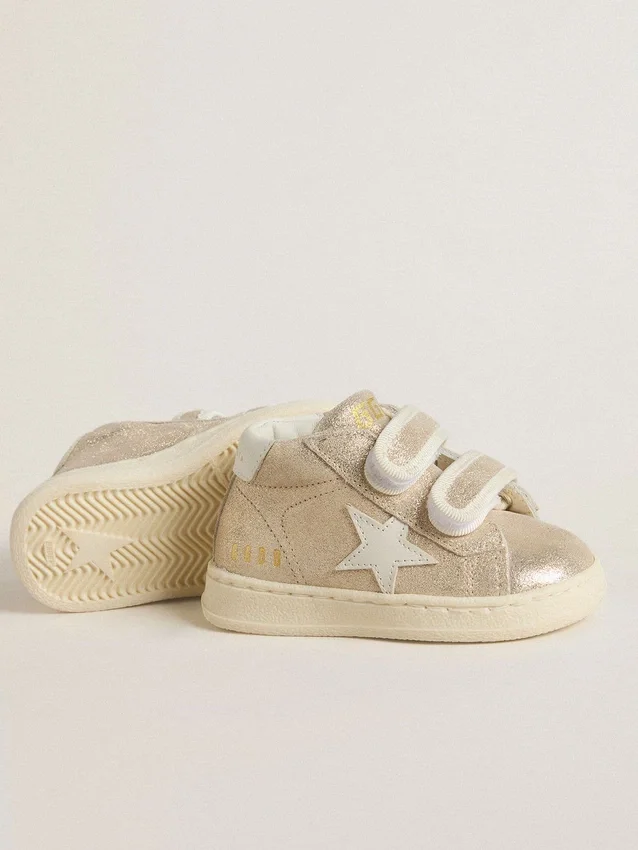 Junior June aus sandfarbenem Metallic-Wildleder mit weißem Lederstern und Fersenlasche
