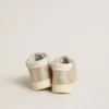 Junior June aus sandfarbenem Metallic-Wildleder mit weißem Lederstern und Fersenlasche