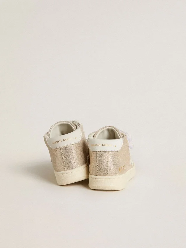 Junior June aus sandfarbenem Metallic-Wildleder mit weißem Lederstern und Fersenlasche