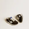 Junior-Marathon aus schwarzem Nylon mit aufgedrucktem Stern und Lederlasche an der Ferse