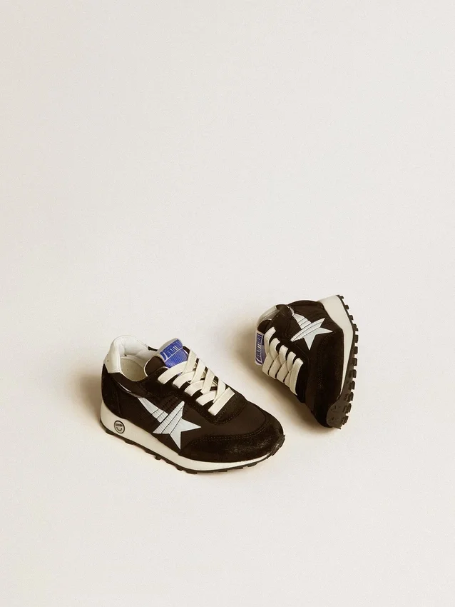 Junior-Marathon aus schwarzem Nylon mit aufgedrucktem Stern und Lederlasche an der Ferse