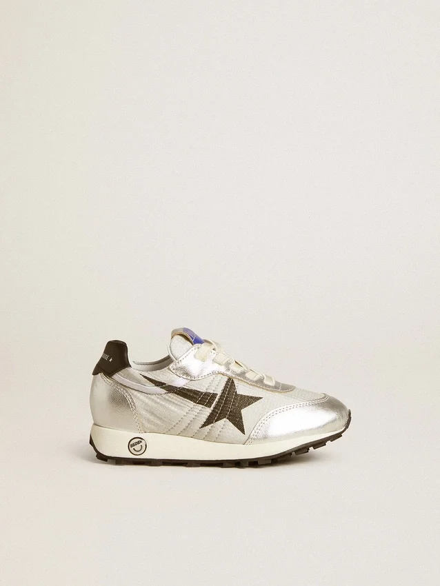 Junior Marathon aus silbernem Nylon mit schwarzem Stern und Lederlasche an der Ferse