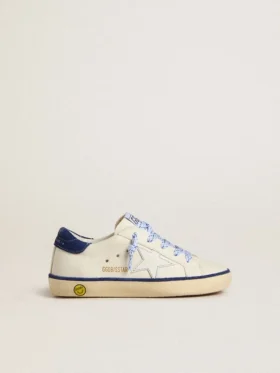 Junior Super-Star aus weißem Leder mit blauer Fersenlasche aus Wildleder