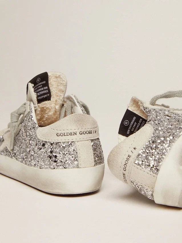 Junior Super-Star mit silbernem Glitzer und Wildleder-Details