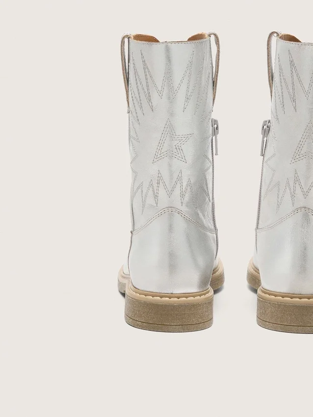 „Young Wish“-Stiefel aus silbernem Metallic-Leder mit Sternstickerei