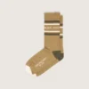 Khaki-farbene Socken mit Used-Look-Details und dunkelgrünen sowie weißen Streifen
