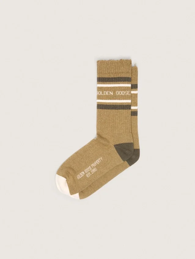 Khaki-farbene Socken mit Used-Look-Details und dunkelgrünen sowie weißen Streifen
