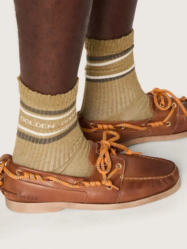 Khaki-farbene Socken mit Used-Look-Details und dunkelgrünen sowie weißen Streifen