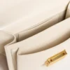 Kleine Venezia-Tasche aus butterfarbenem, geripptem Leder mit geflochtenem Band