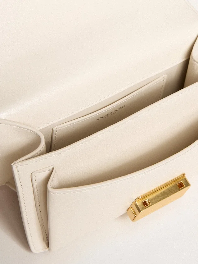 Kleine Venezia-Tasche aus butterfarbenem, geripptem Leder mit goldenen Details