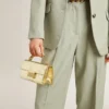 Kleine Venezia-Tasche aus goldfarbenem Metallic-Leder mit goldenen Details