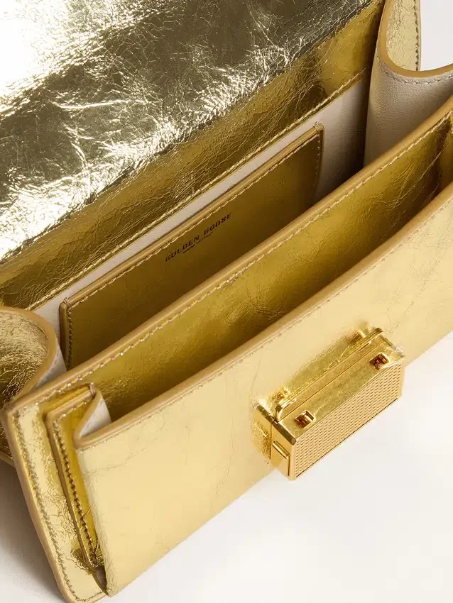 Kleine Venezia-Tasche aus goldfarbenem Metallic-Leder mit goldenen Details