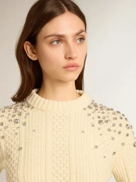 Kroppter, weiß gewaschener Damenpullover mit dekorativen Kristallen