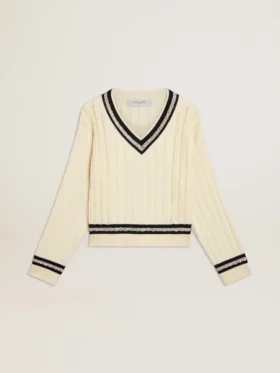 Kürzer Damenpullover mit Zopfmuster, blauen Bündchen und Kristallen
