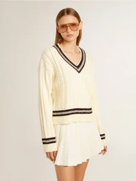 Kürzer Damenpullover mit Zopfmuster, blauen Bündchen und Kristallen