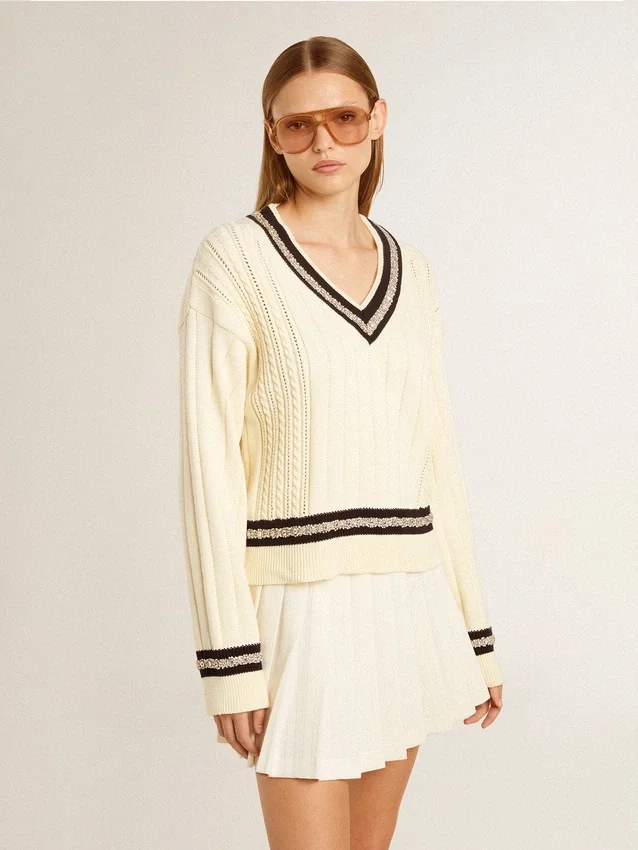 Kürzer Damenpullover mit Zopfmuster, blauen Bündchen und Kristallen