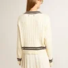 Kürzer Damenpullover mit Zopfmuster, blauen Bündchen und Kristallen