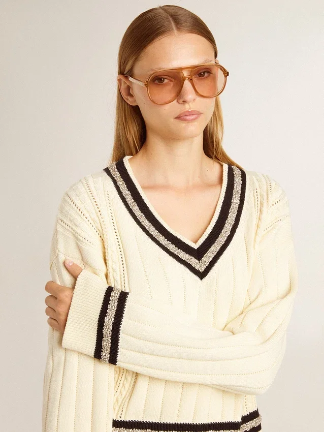 Kürzer Damenpullover mit Zopfmuster, blauen Bündchen und Kristallen