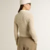 Kurzer Pullover mit Rundhalsausschnitt aus beiger Wolle mit durchgehender Kristallverzierung