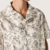 Kurzärmeliges Herrenhemd aus Baumwolle mit schwarz-weißem Blumenprint