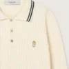 Langärmliges Herren-Poloshirt aus weißem Strick mit kontrastierenden Kanten und abnehmbarer Anstecknadel