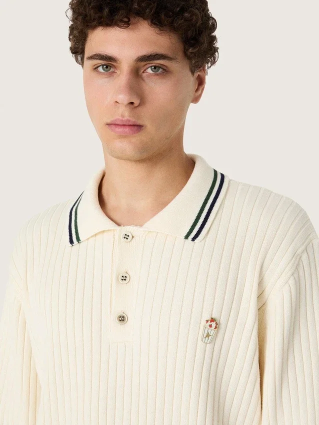 Langärmliges Herren-Poloshirt aus weißem Strick mit kontrastierenden Kanten und abnehmbarer Anstecknadel
