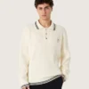 Langärmliges Herren-Poloshirt aus weißem Strick mit kontrastierenden Kanten und abnehmbarer Anstecknadel