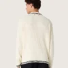 Langärmliges Herren-Poloshirt aus weißem Strick mit kontrastierenden Kanten und abnehmbarer Anstecknadel