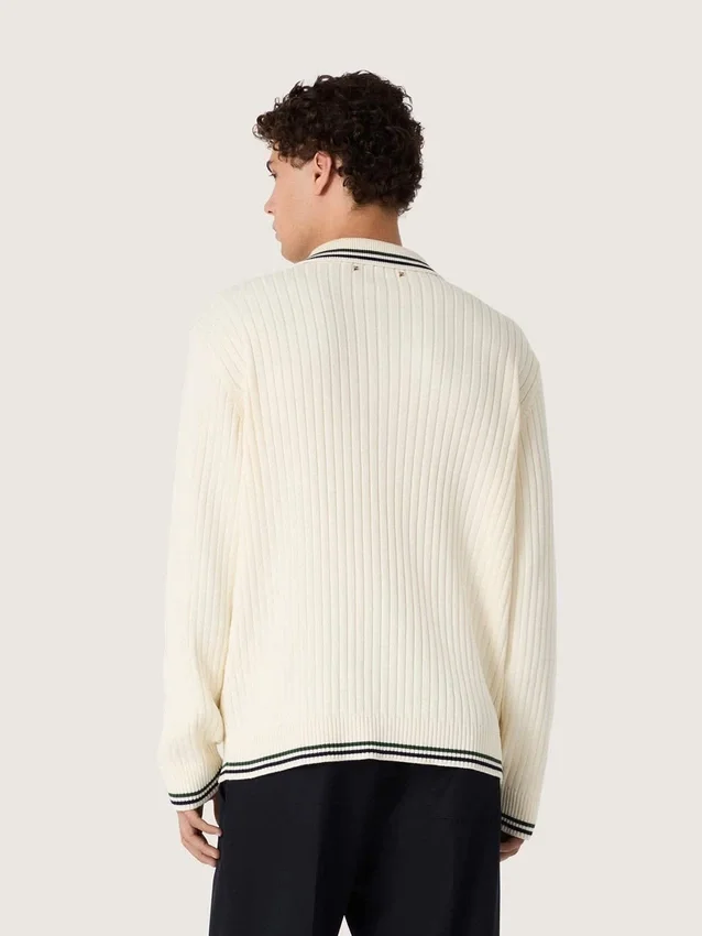 Langärmliges Herren-Poloshirt aus weißem Strick mit kontrastierenden Kanten und abnehmbarer Anstecknadel
