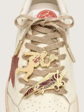 „Lederwaren“-Schnürsenkel in Metallic-Rot-Ton mit zwei Pins