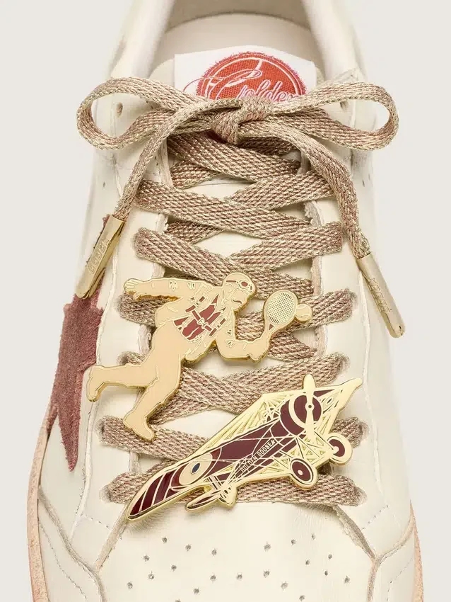 „Lederwaren“-Schnürsenkel in Metallic-Rot-Ton mit zwei Pins