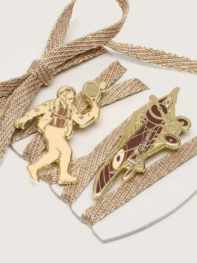„Lederwaren“-Schnürsenkel in Metallic-Rot-Ton mit zwei Pins