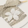 Lederwaren „Vintage“ – weiß-beige gestreifte Schnürsenkel mit blumenförmigem Anhänger