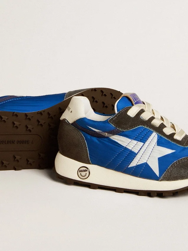Marathon Young aus blauem Nylon mit aufgedrucktem Stern und Lederlasche an der Ferse