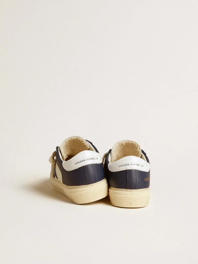 May Young aus weißem und blauem Leder mit Lederstern und Fersenlasche