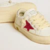 May Young mit fuchsiafarbenem Glitzerstern und Absatzlasche aus Metallic-Leder
