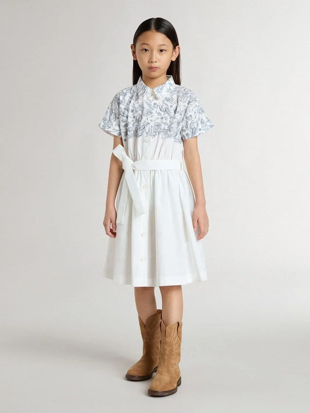 Mädchen-Hemdkleid aus weißem Baumwoll-Canvas mit blauem Marinemuster und weißer Paspel