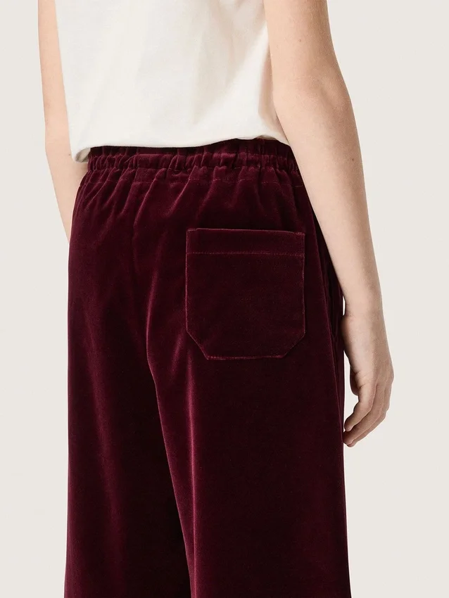 Mädchenhose in Burgunderrot mit Samtoptik und Gesäßtasche